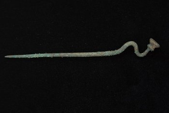 Abbildung 8: Eine Schälchenkopfnadel mit Schwanenhals aus einer Urne der Hausurnenkultur. Nadeln solchen Typs waren vor allem im 8. bis 6. Jahrhundert vor Christus © Landesamt für Denkmalpflege und Archäologie Sachsen-Anhalt, Christine Splissgart.