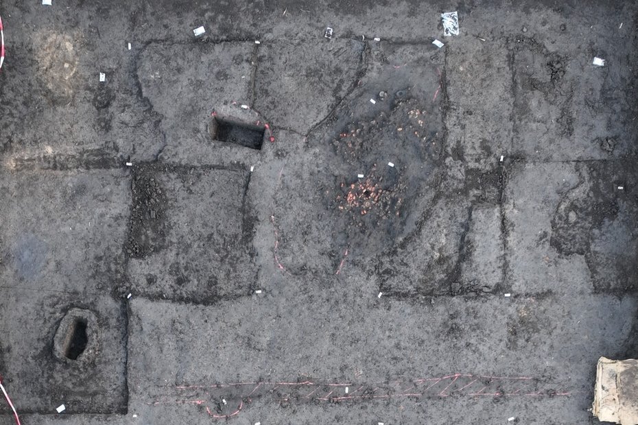 Drohnenbild der Grabungsfläche mit neolithischen Befunden. © Landesamt für Denkmalpflege und Archäologie Sachsen-Anhalt, Franz Becker.