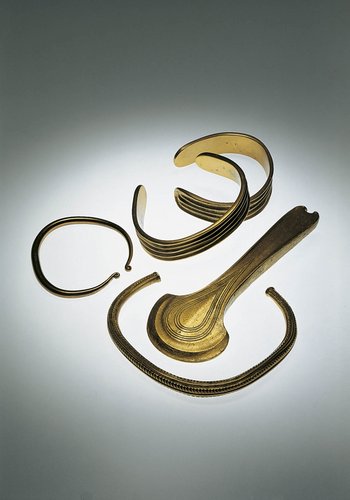 Abbildung 4: Der Goldfund von Dieskau I stellt einen herausragenden Fund der mitteleuropäischen Frühbronzezeit dar. Das goldene Beil ist vergleichbar mit den Edelmetallwaffen, die auch aus sehr reichen Gräbern, Horten oder Tempelschätzen Südosteuropas und des Vorderen Orients bekannt sind, aber in Mitteleuropa fast einzigartig. © Landesamt für Denkmalpflege und Archäologie Sachsen-Anhalt, Juraj Lipták.