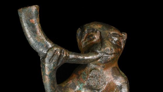 Aus der Marienkirche in Gardelegen stammt diese etwa 8 Zentimeter hohe Plastik aus Bleibronze: ein Affe in Frontalansicht. © Landesamt für Denkmalpflege und Archäologie Sachsen-Anhalt, Friederike Hertel.