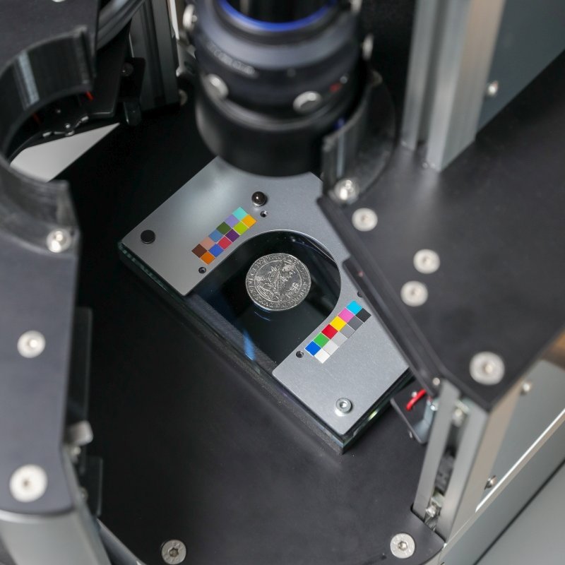 Auflagebereich für die Münzen mit Farbkeilen, Referenzbohrungen und Keramikkugeln. © Fraunhofer-Institut für Fabrikbetrieb und -automatisierung (IFF), Viktoria Kühne.