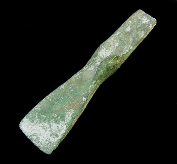 Abbildung 4: Das Lappenbeil, welches die Ehefrau Anton Wesps später der befreundeten Familie Literski schenkte. © Landesamt für Denkmalpflege und Archäologie Sachsen-Anhalt, Holger Literski, Norma Literski. 