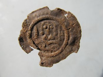 Abbildung 2: Der Brakteat Heinrichs von Gardelegen aus der Gardelegener Burgstraße. © Landesamt für Denkmalpflege und Archäologie Sachsen-Anhalt, R. Heller.