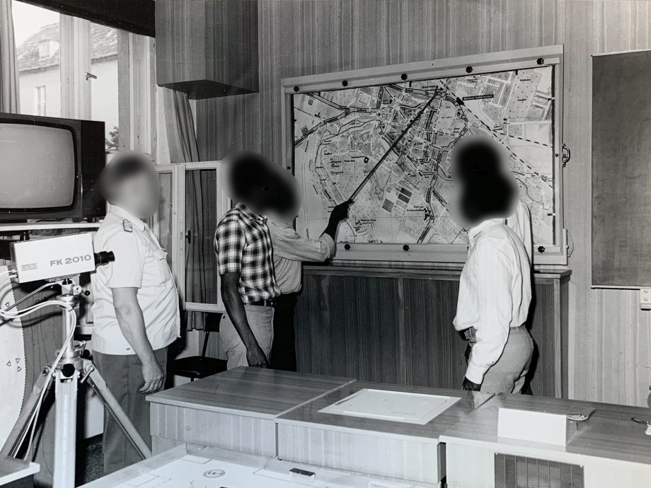 An der Offiziersschule des Ministeriums des Innern ›Wilhelm Pieck‹ in Aschersleben wurden seit Ende der 1960er Jahre Polizistinnen und Polizisten von ›Bruderstaaten‹ in mehrmonatigen Kursen ausgebildet. Teilnehmer eines ›Gästelehrgangs‹ mit einem Ausbilder in der Uniform der Volkspolizei. Ohne Datum [zweite Hälfte der 1970er Jahre]. Foto: unbekannt. © Landesarchiv Sachsen-Anhalt, Merseburg, M 561 Aschersleben S, Nummer 1007, lizensiert nach CC BY-ND 3.0 DE.