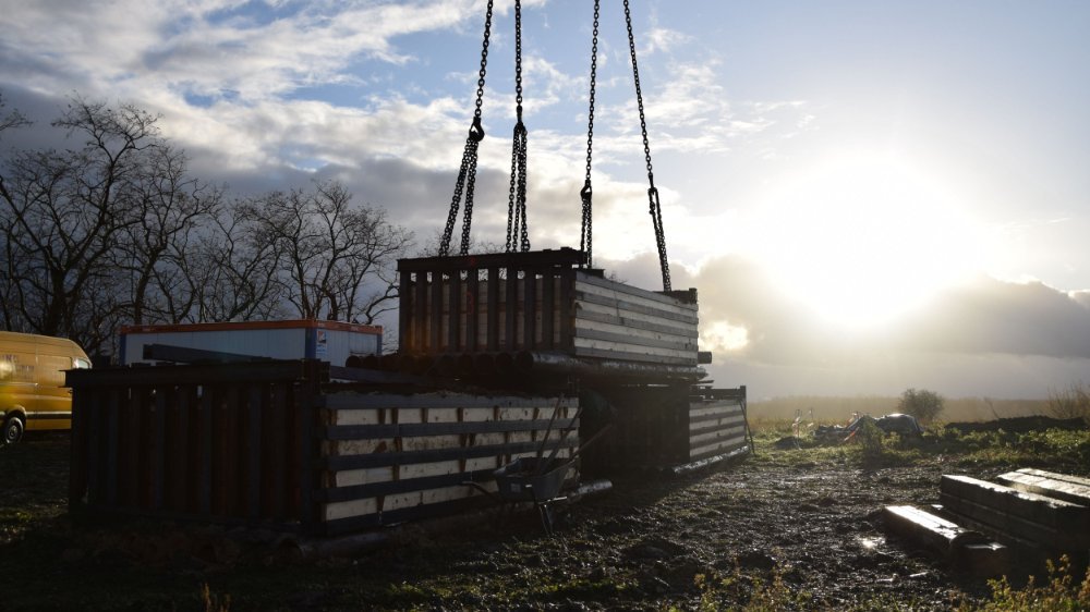 Abbildung 4: Die drei Blöcke der Blockbergung vor ihrem Abtransport. © Landesamt für Denkmalpflege und Archäologie Sachsen-Anhalt, Torsten Schunke.