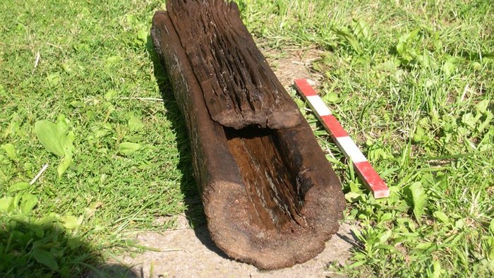 Abbildung 5: Mit einem Holzbrett abgedeckte Deichelleitung. © Landesamt für Denkmalpflege und Archäologie Sachsen-Anhalt, Volkhard Hirsekorn.