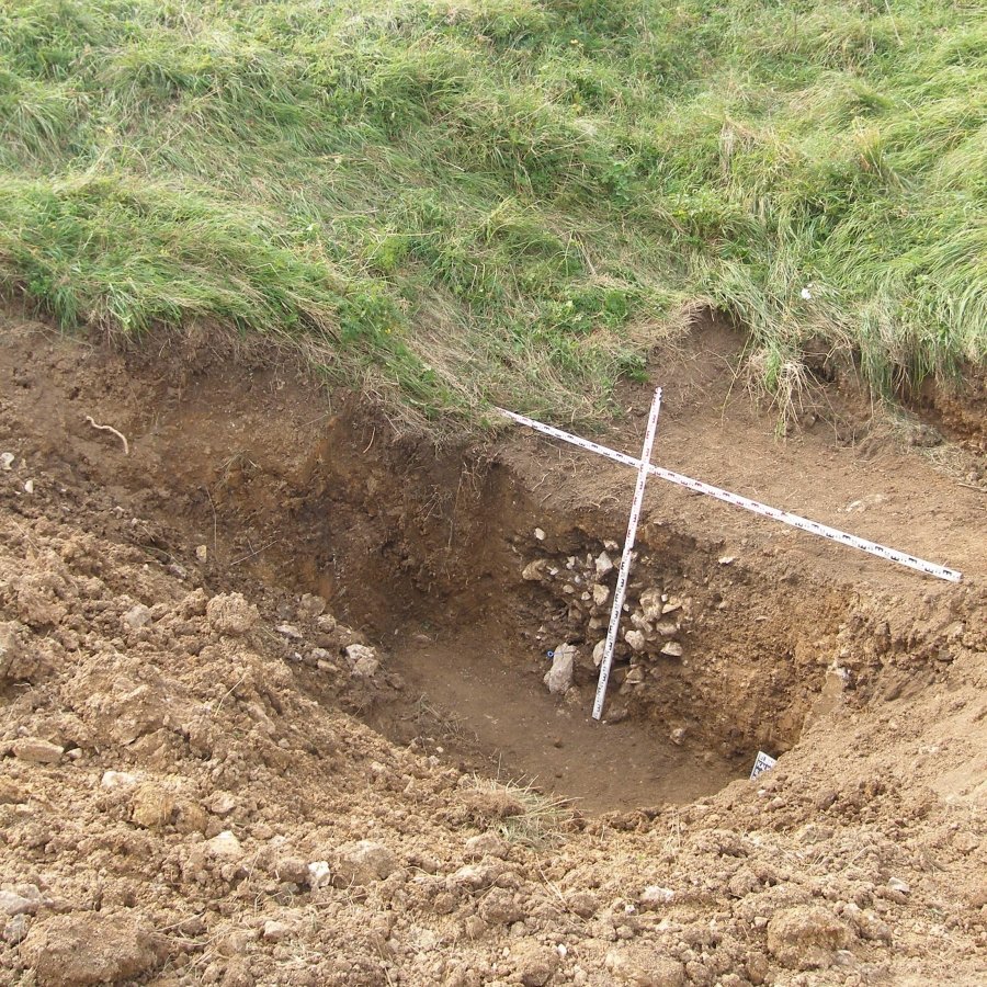 Abbildung 6: Brauneisenstein-Pinge am Kalksteintagebau Elbingerode; im Zentrum ein in der frühen Neuzeit mit Steinmaterial verfüllter Schacht; vermutlich wurde der Schacht in einem verstürzten älteren Abbau abgetieft. © Landesamt für Denkmalpflege und Archäologie Sachsen-Anhalt. 