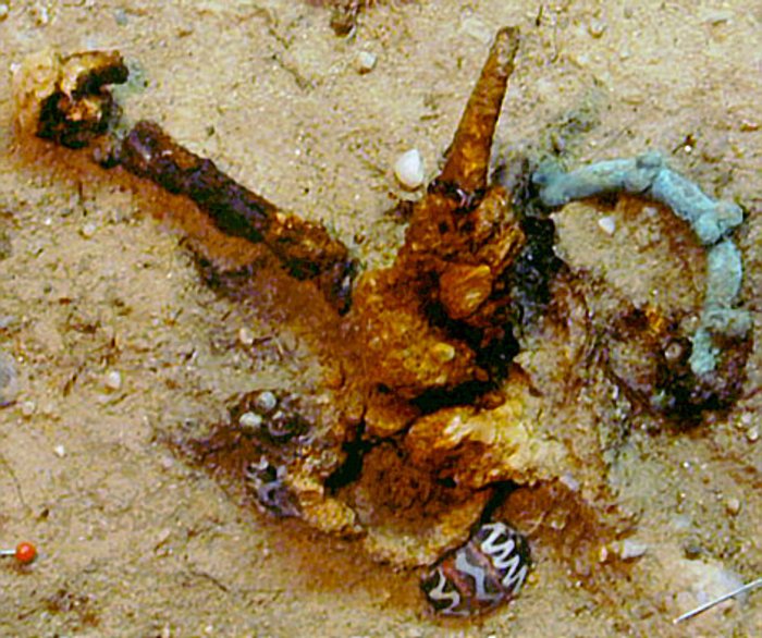 Abbildung 3: Die Gegenstände in situ im Block. © Landesamt für Denkmalpflege und Archäologie Sachsen-Anhalt. 
