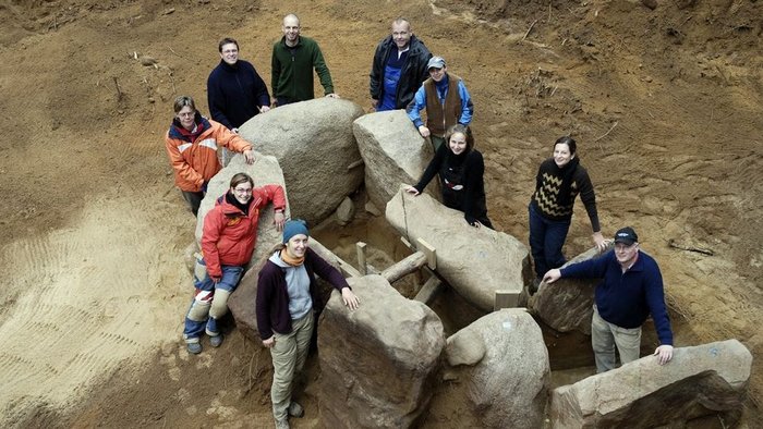 Abbildung 6: Teil des Ausgrabungsteams um die vollständig freigelegte Grabkammer, kurz vor dem Abtransport der Trägersteine 2007. © Landesamt für Denkmalpflege und Archäologie Sachsen-Anhalt, Sarah Jagiolla. 