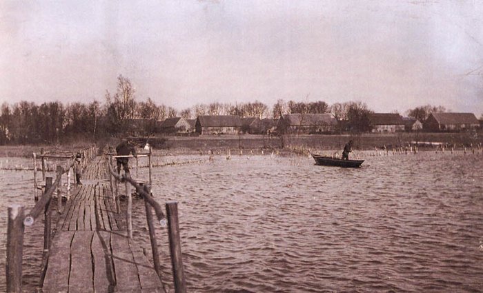 Abbildung 14: Blick vom See auf das Zießauer Ufer um 1910. Im ufernahen Flachwasser stehen zahlreiche Stangen zur Netzfischerei. Postkarte aus dem Besitz von O. Meußling, Arnsberg.