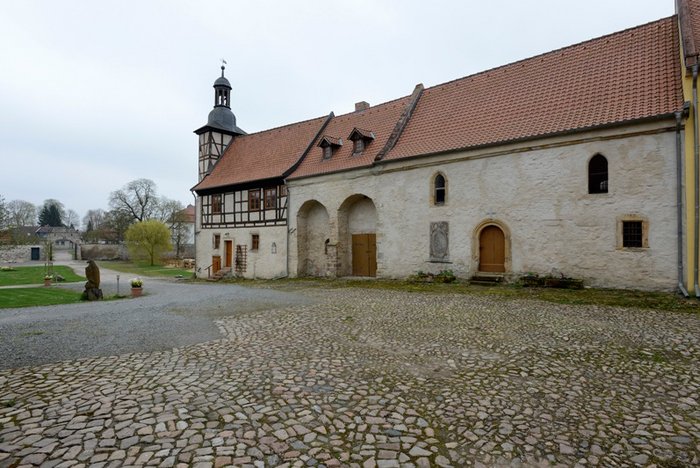 Abbildung 3: Wohn- und Wirtschaftsgebäude mit anschließendem Fachwerkturm. © Landesamt für Denkmalpflege und Archäologie Sachsen-Anhalt, Gunar Preuß. 
