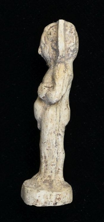 Abbildung 2: Magdeburg, Erzbergstraße, Christusfigürchen von der Seite. © Landesamt für Denkmalpflege und Archäologie Sachsen-Anhalt, Vera Keil.