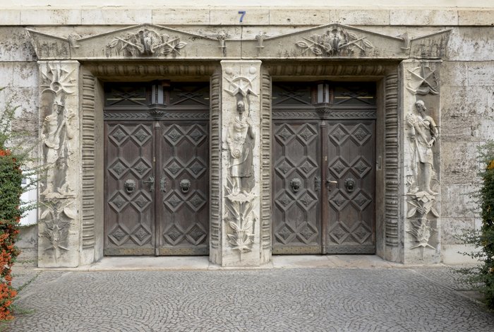 Abbildung 2: Die beiden Portale im expressionistischem Stil dienen als Hauptzugang. © Landesamt für Denkmalpflege und Archäologie, Sachsen-Anhalt, Gunar Preuß.