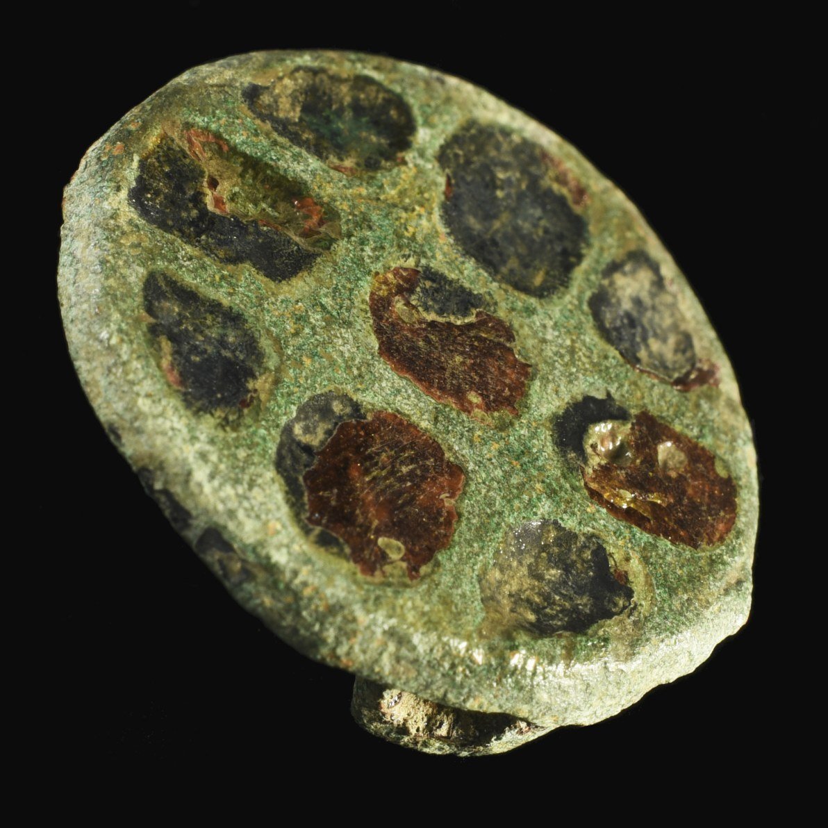 Abbildung 9: Helfta, »Kleine Klaus«, polychrom emaillierte Scheibenfibel, Durchmesser 1,8 Zentimeter. © Landesamt für Denkmalpflege und Archäologie Sachsen-Anhalt, Friederike Hertel. 