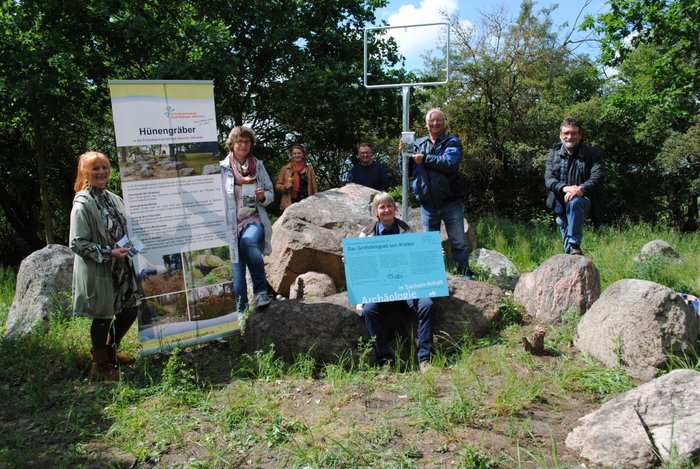 Abbildung 6: Feierliche Eröffnung des Hünengräber-Rundweges am 27. Mai 2020. Von links nach rechts: Annegret Schwarz, Bürgermeisterin Einheitsgemeinde Stadt Bismark (Altmark); Cornelia Beindorf, Kultur- und Tourismusbeauftragte Einheitsgemeinde Stadt Bismark (Altmark); Stefanie Paschke, stellvertretende Ortsbürgermeisterin von Kläden; Dirk Fähse,Umwelt und Landschaftssanierung Altmark GmbH, Beetzendorf; Barbara Fritsch, Landesamt für Denkmalpflege und Archäologie Sachsen-Anhalt; Reinhard Kersten, Ehrenamtlicher Beauftragter des Landesamts für Denkmalpflege und Archäologie Sachsen-Anhalt; Lothar Mittag, Johann-Friedrich-Danneil-Museum Salzwedel. © Axel Junker.