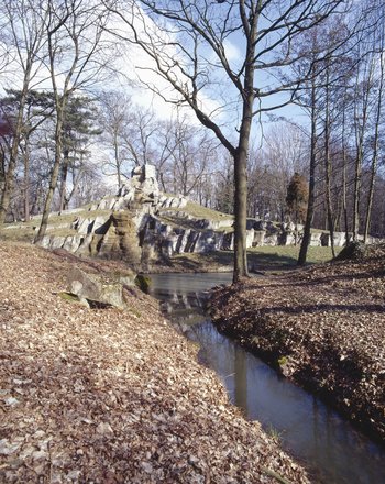 Abbildung 1: Künstlich angelegter Wasserfall im Stadtpark Tangerhütte. © Landesamt für Denkmalpflege und Archäologie Sachsen-Anhalt, R. Ulbrich.