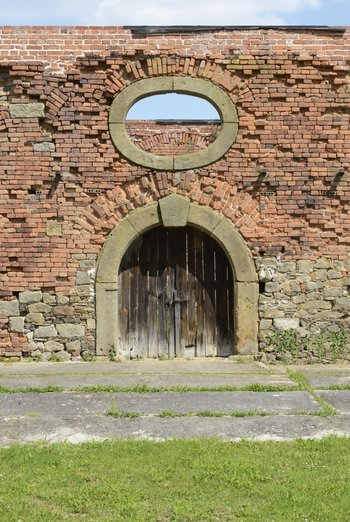 Abbildung 1: Charakteristisches Rundbogenportal mit darüber liegenden ovalen Ochsenaugenfenstern über dem Eingang zum Stutenstall. © Landesamt für Denkmalpflege und Archäologie Sachsen-Anhalt, Gunar Preuß. 