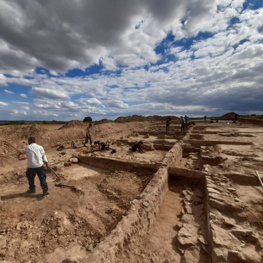 Ausgrabungen im Bereich des Helftaer Palatiums. © Landesamt für Denkmalpflege und Archäologie Sachsen-Anhalt, Felix Biermann.