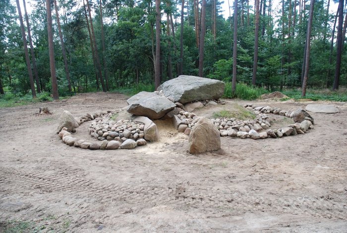 Abbildung 4: Das nach den Grabungsbefunden rekonstruierte Großsteingrab Lüdelsen Fundplatz 3, Altmarkkreis Salzwedel, 2008. © Christian-Albrechts-Universität, Denis Demnick.