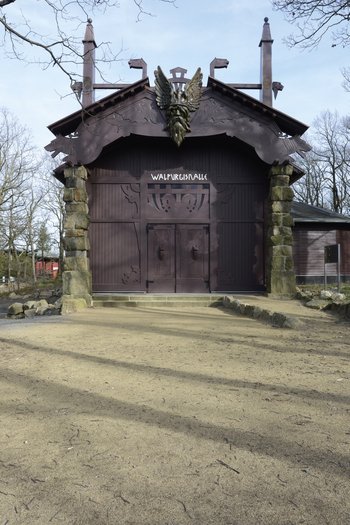 Abbildung 1: Die Front der Walpurgishalle. © Landesamt für Denkmalpflege und Archäologie Sachsen-Anhalt, Gunar Preuß.