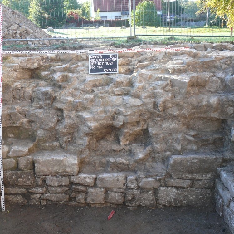 Abbildung 6: Ansicht einer der vier herausgebrochenen inneren Schalen der Turmmauer. An der Unterkante erkennt man die ursprüngliche Innenschale. © Gesine Schlesinger.