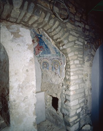 Abbildung 1: Originalposition des Fragments der spätromanischen Apsisausmalung. © Landesamt für Denkmalpflege und Archäologie, Gunar Preuß.